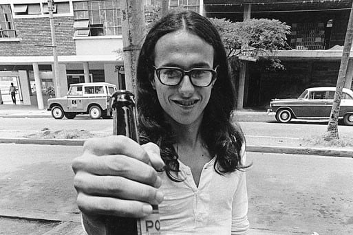 Llena de rock y de slang colombiano, la novela se monta a un torbellino donde todo se desvirtúa y desbarrancar es la única salida