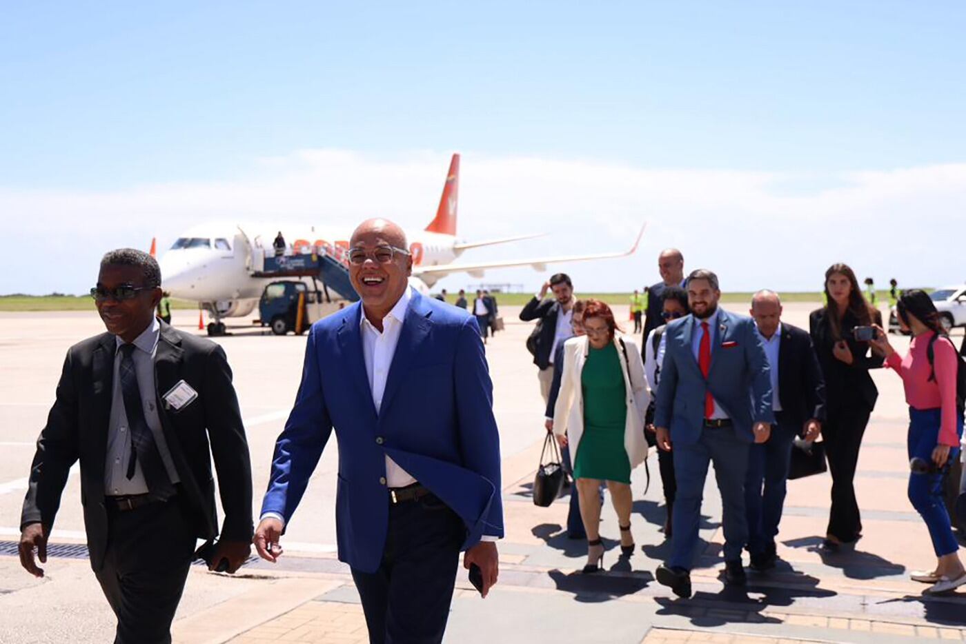 El presidente de la Asamblea Nacional de Venezuela, Jorge Rodríguez, durante su llegada a Barbados junto a una delegación del Gobierno.