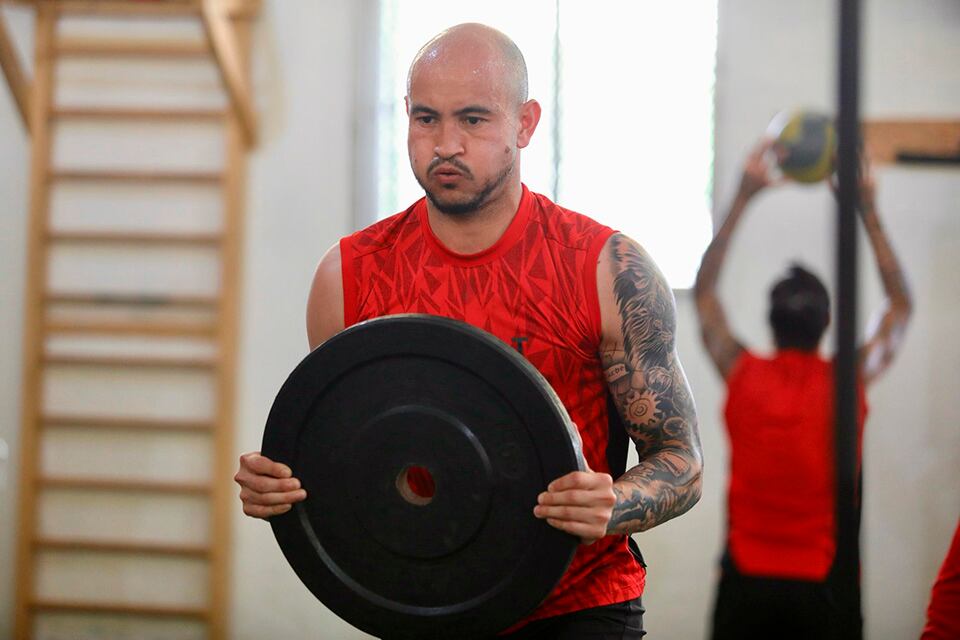 El delantero Carlos González será titular por primera vez. 