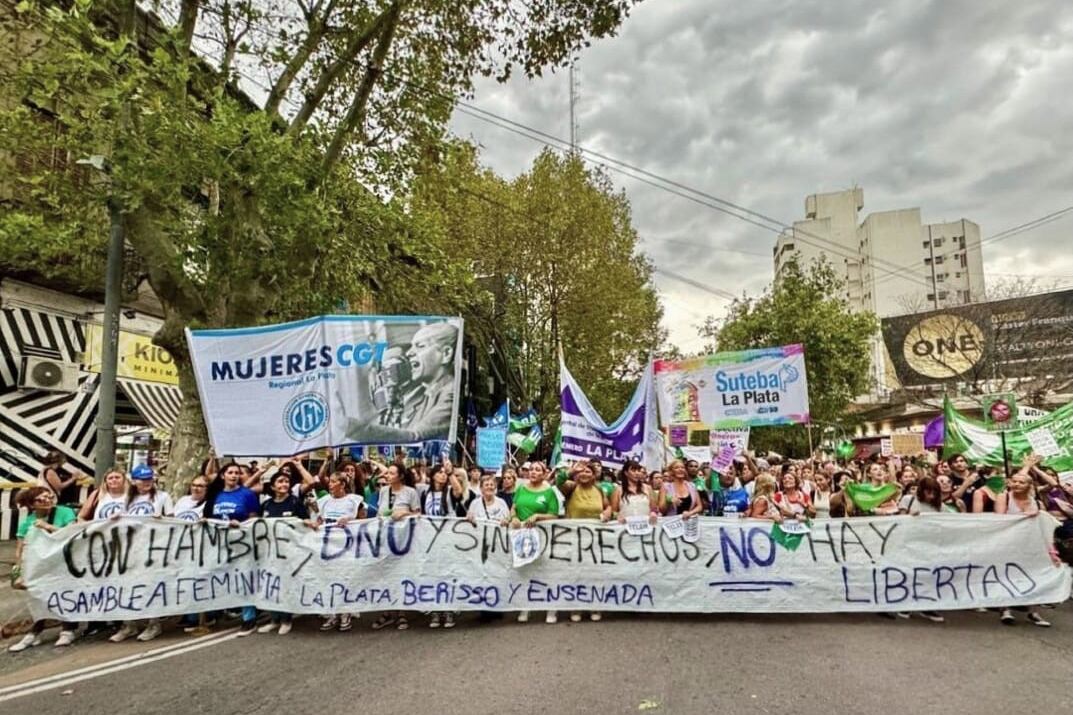 Miles de mujeres marcharon ayer por las calles platenses.