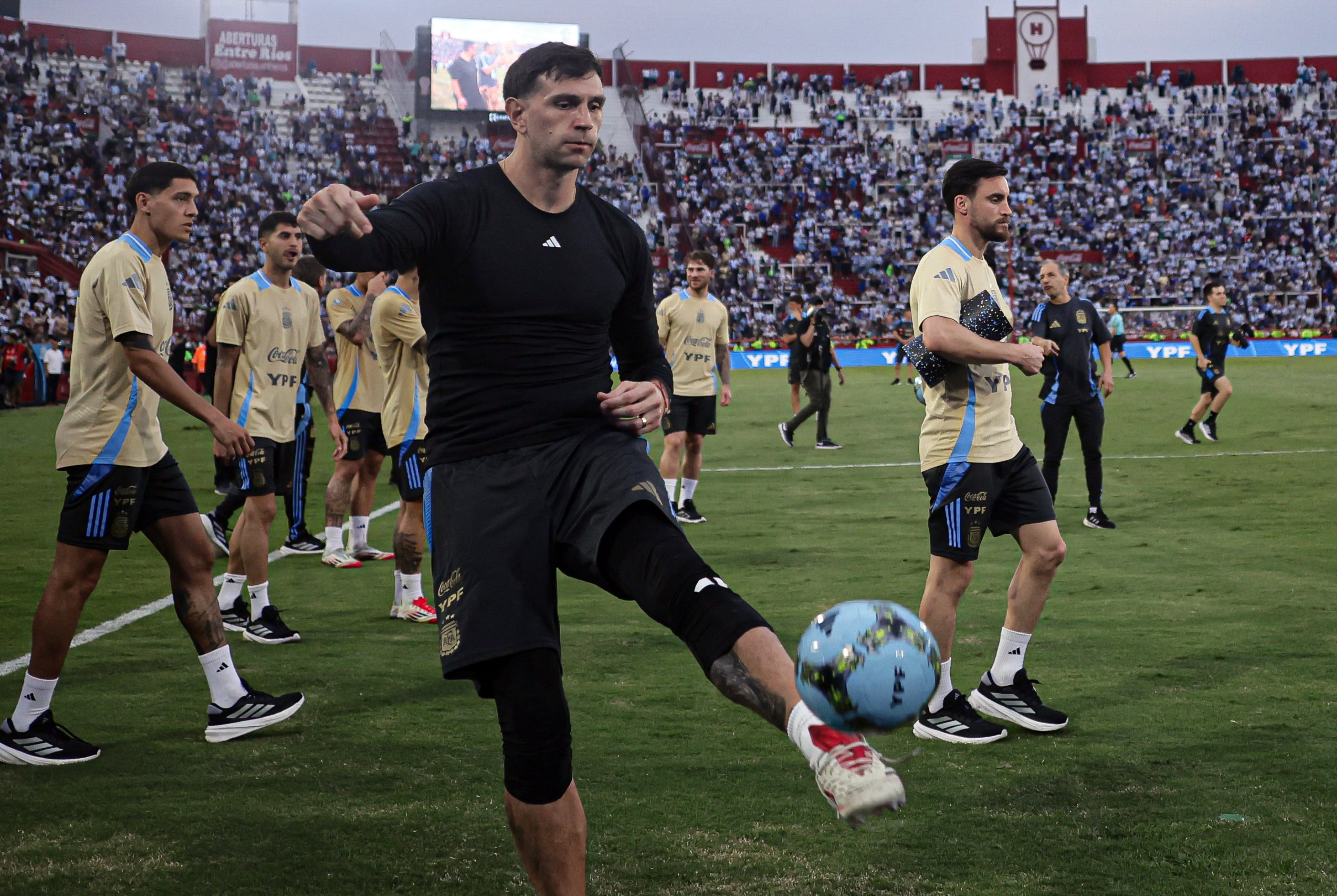 El Dibu encabeza la fila para regalarle pelotas a los hinchas