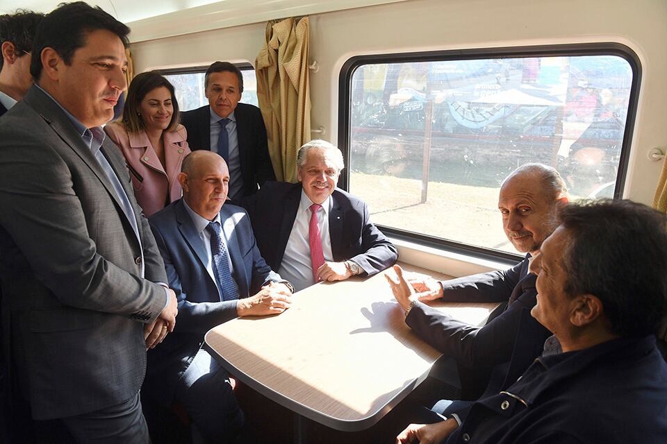 Fernández, Perotti y Massa, junto a otros funcionarios arriba del tren.