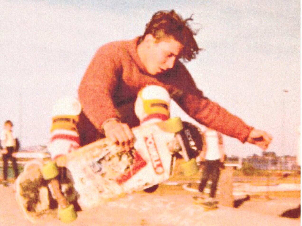 Walas en Mar del Plata  a comienzos de los 80.  El lugar de la foto es un hotel derrumbado: lo único que quedaba era la pileta que los chicos usaban como pista de skate.