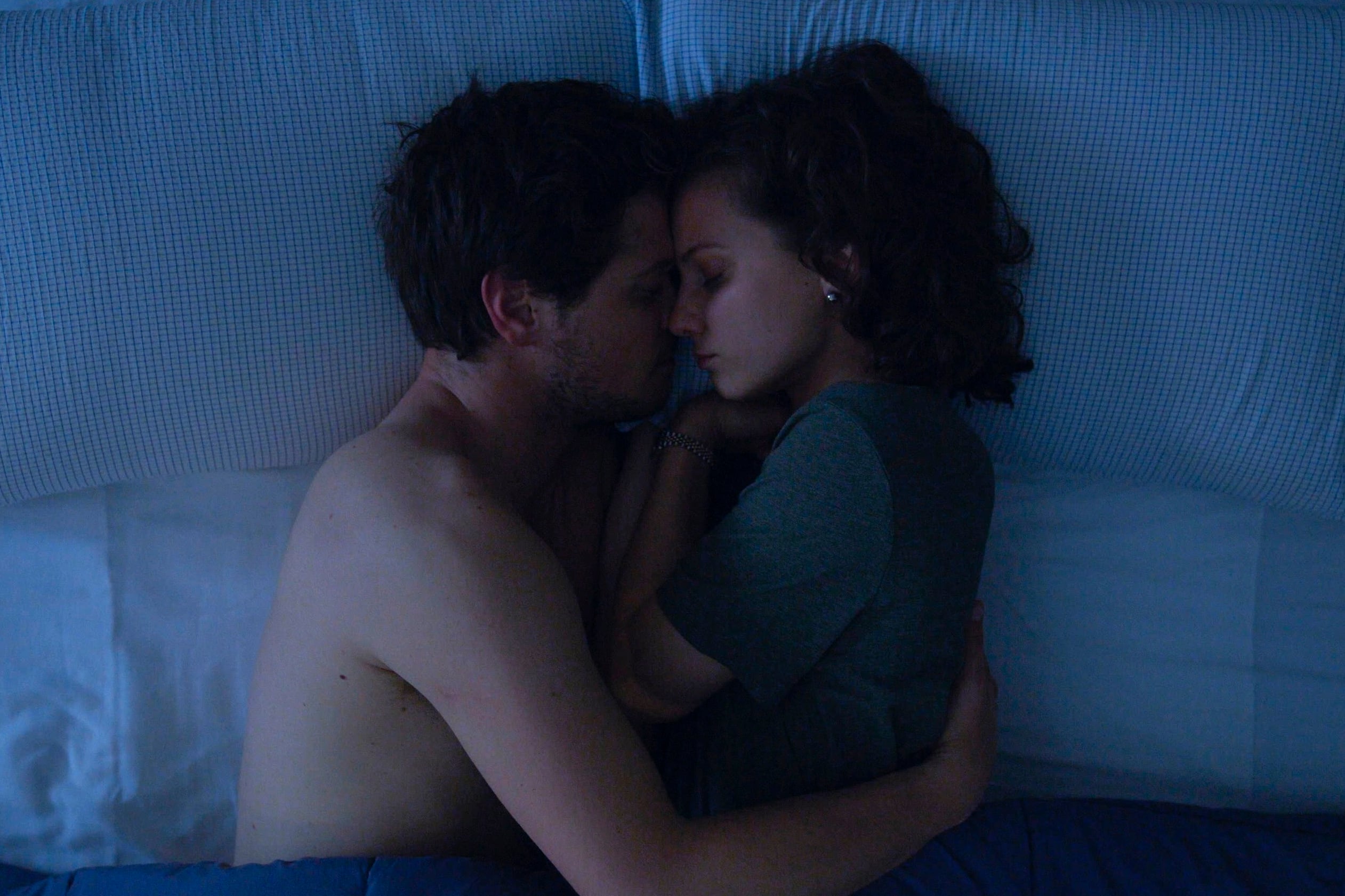 Julio (Chepe Irisity) y Claire (Daryna Butryk), un encuentro casual que fluye con naturalidad.