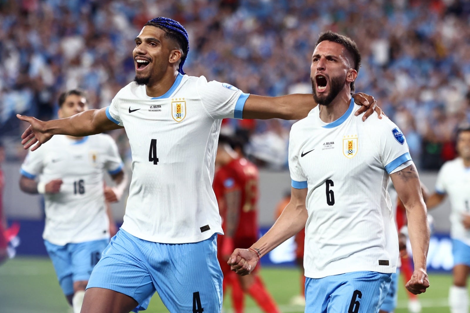 Rodrigo Bentancur (6) celebra su gol junto a Ronald Araújo 