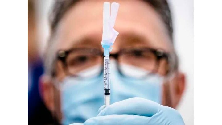 Francia suspendió el 19 de marzo la aplicación de la vacuna AstraZeneca para los menores de 55 años tras la aparición de algunos casos de trombofilia.