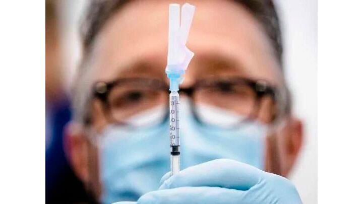 Francia suspendió el 19 de marzo la aplicación de la vacuna AstraZeneca para los menores de 55 años tras la aparición de algunos casos de trombofilia.