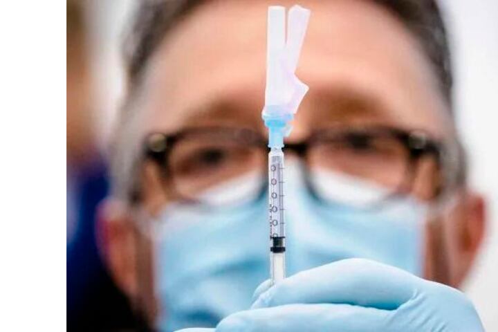 Francia suspendió el 19 de marzo la aplicación de la vacuna AstraZeneca para los menores de 55 años tras la aparición de algunos casos de trombofilia.