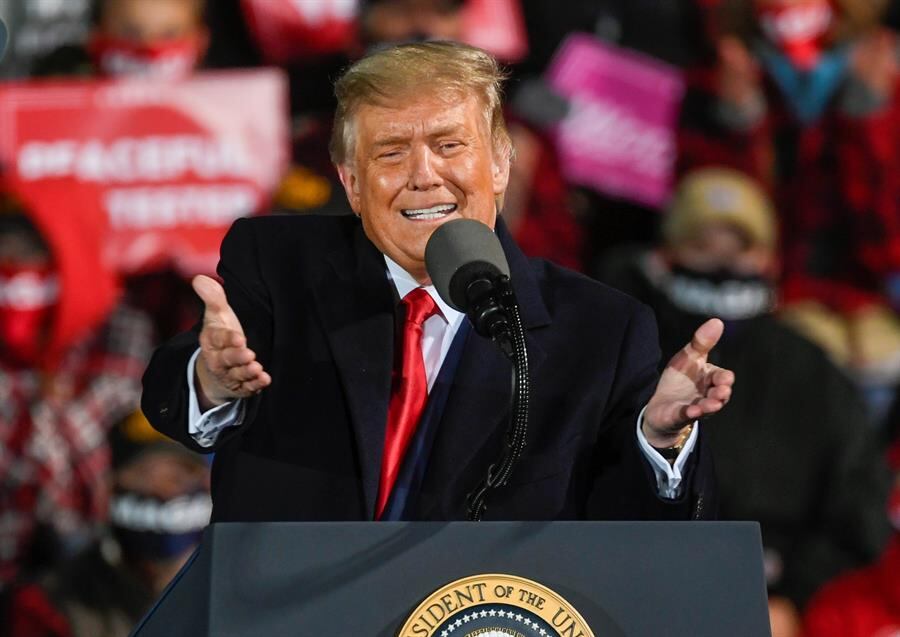 Trump anunció este viernes que tanto él como su esposa tienen coronavirus.