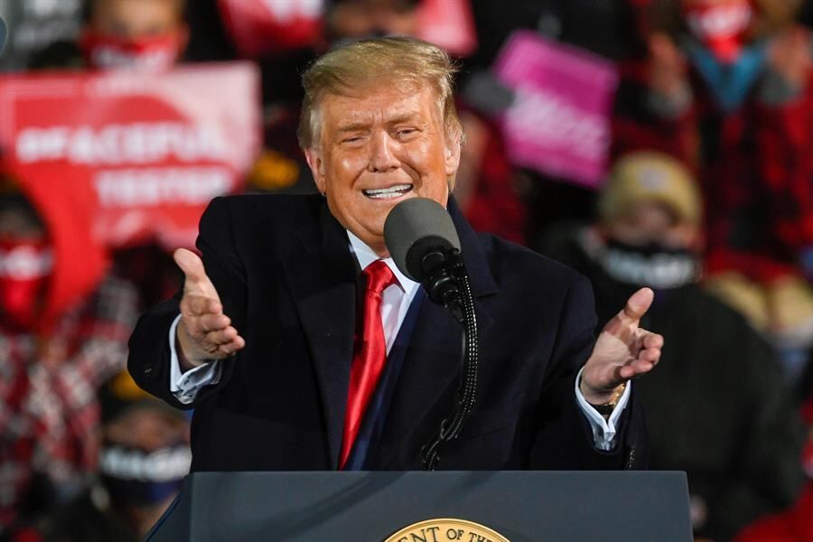 Trump anunció este viernes que tanto él como su esposa tienen coronavirus.