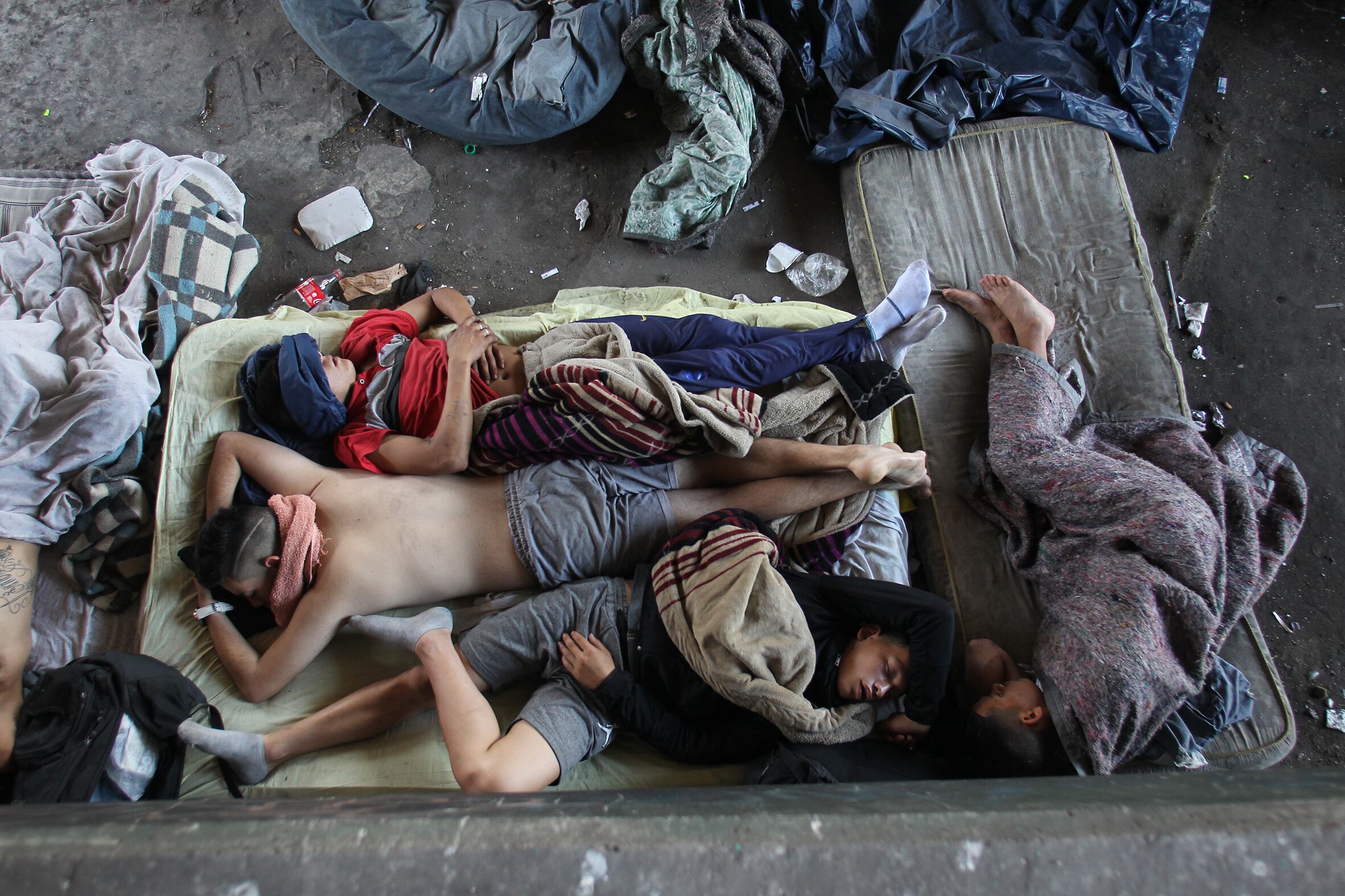 En la calle, los chicos también forman grupos para defenderse.