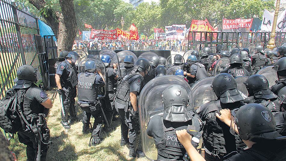 La jueza ordenó las medidas para evitar que este lunes se produjera una represión policial como la del jueves.