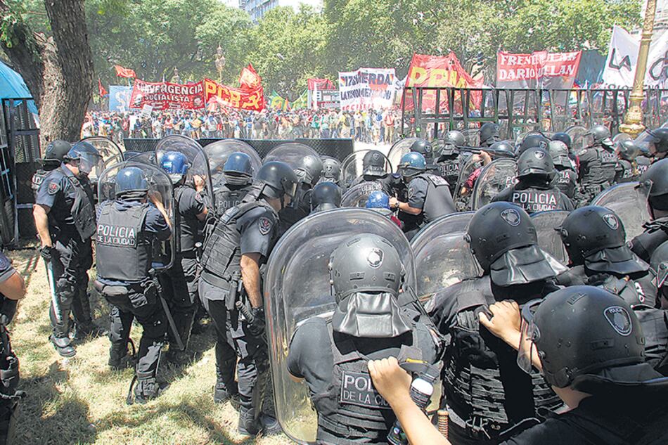 La jueza ordenó las medidas para evitar que este lunes se produjera una represión policial como la del jueves.