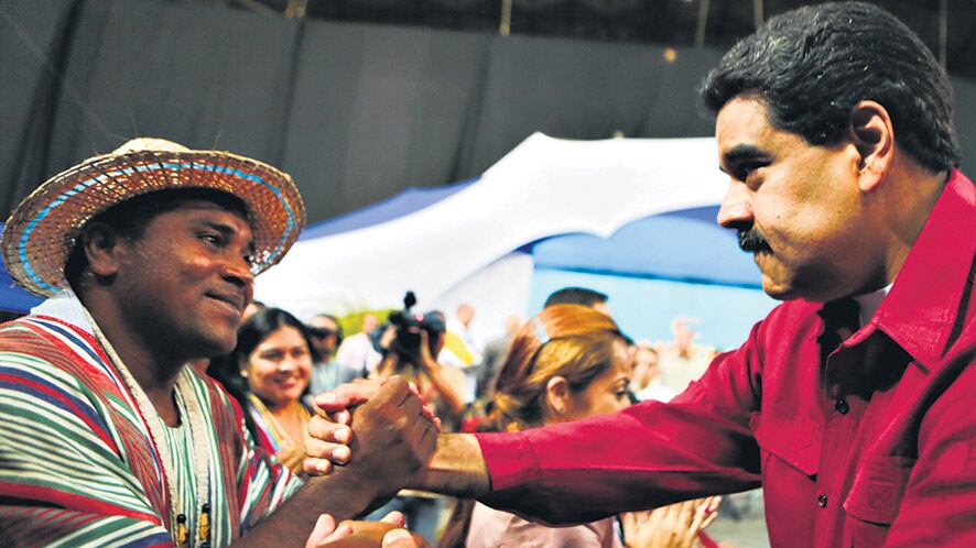 Maduro saluda a un constituyente durante la jura de anteayer en Caracas.