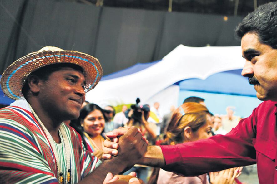Maduro saluda a un constituyente durante la jura de anteayer en Caracas.