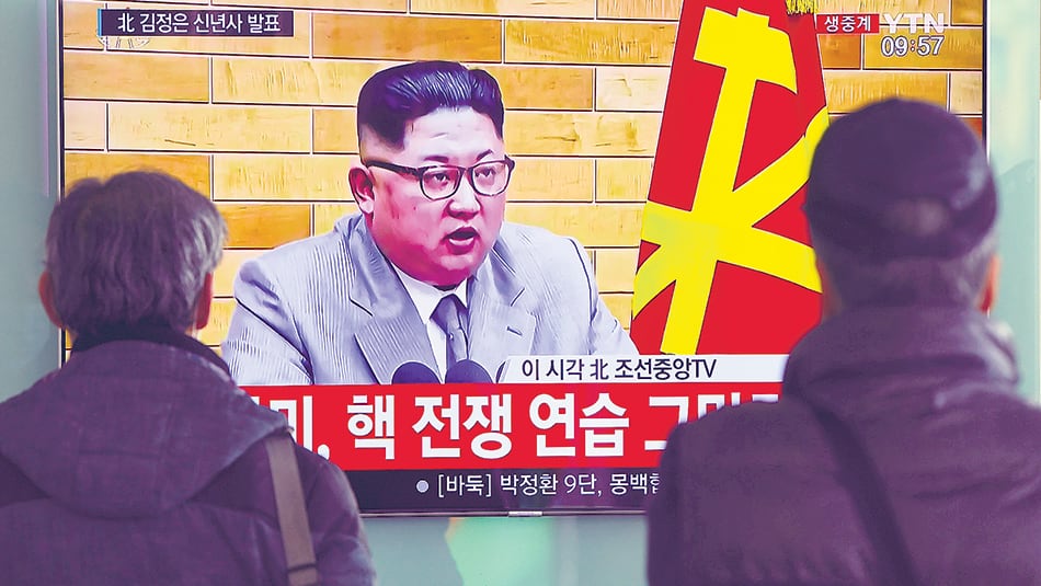 Kim, ataviado con traje y corbata gris, transmitió un mensaje televisado a su país.