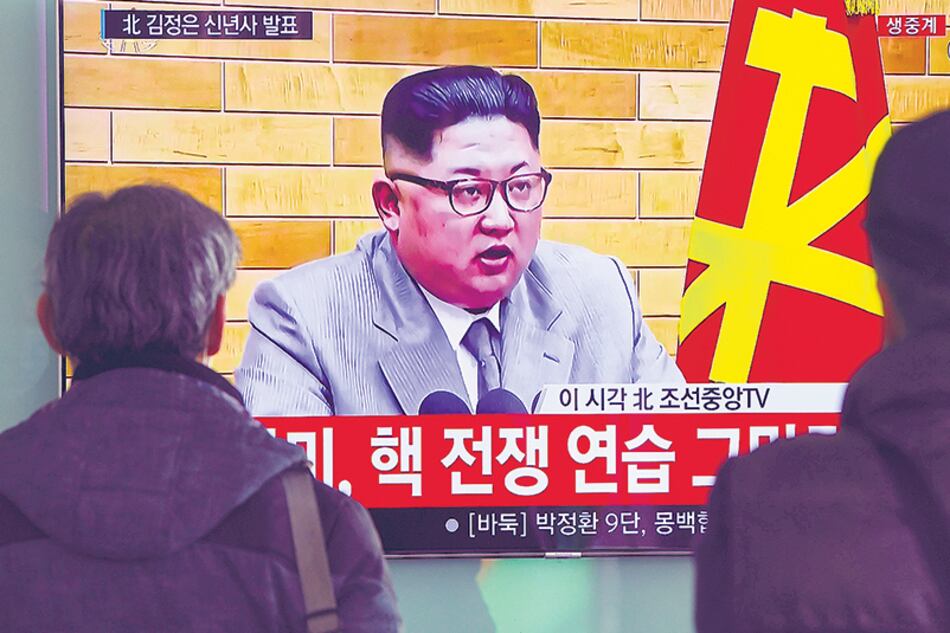 Kim, ataviado con traje y corbata gris, transmitió un mensaje televisado a su país.