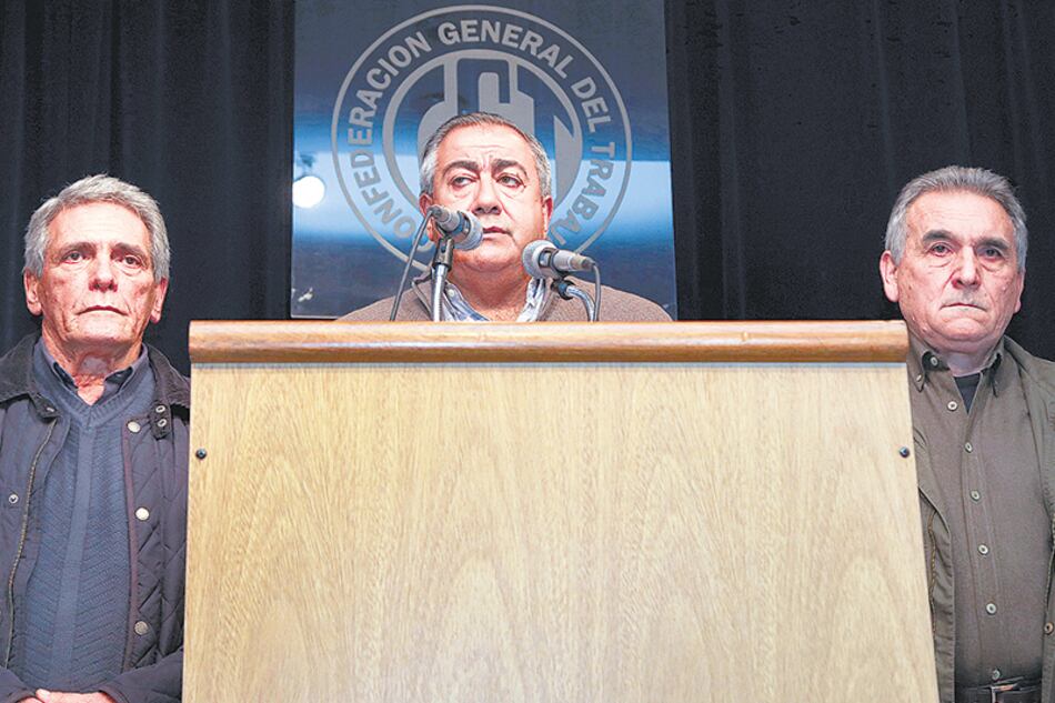 Rostros adustos. Los triunviros Carlos Acuña, Héctor Daer y Juan Carlos Schmid anunciaron el paro general.