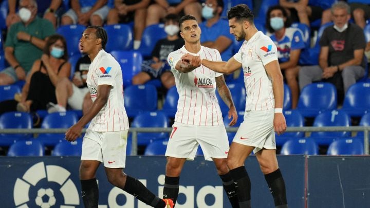 Lamela es saludado por sus compañeros tras la conquista para Sevilla