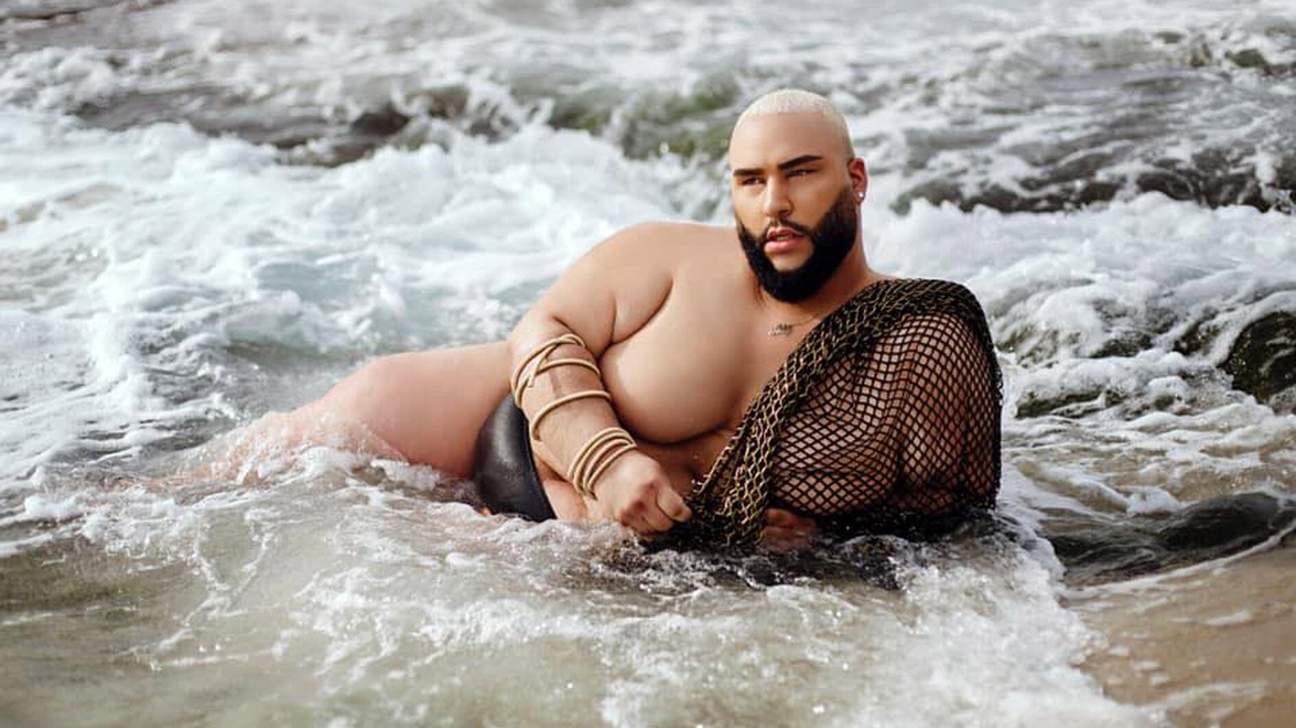 Ady del Valle modelando donde todo comenzó: en la playa.