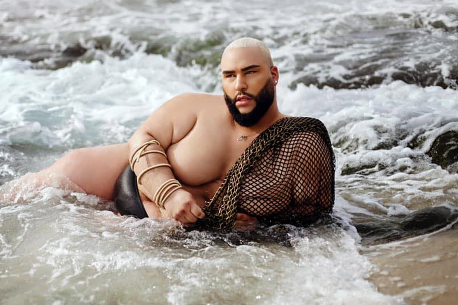 Ady del Valle modelando donde todo comenzó: en la playa.