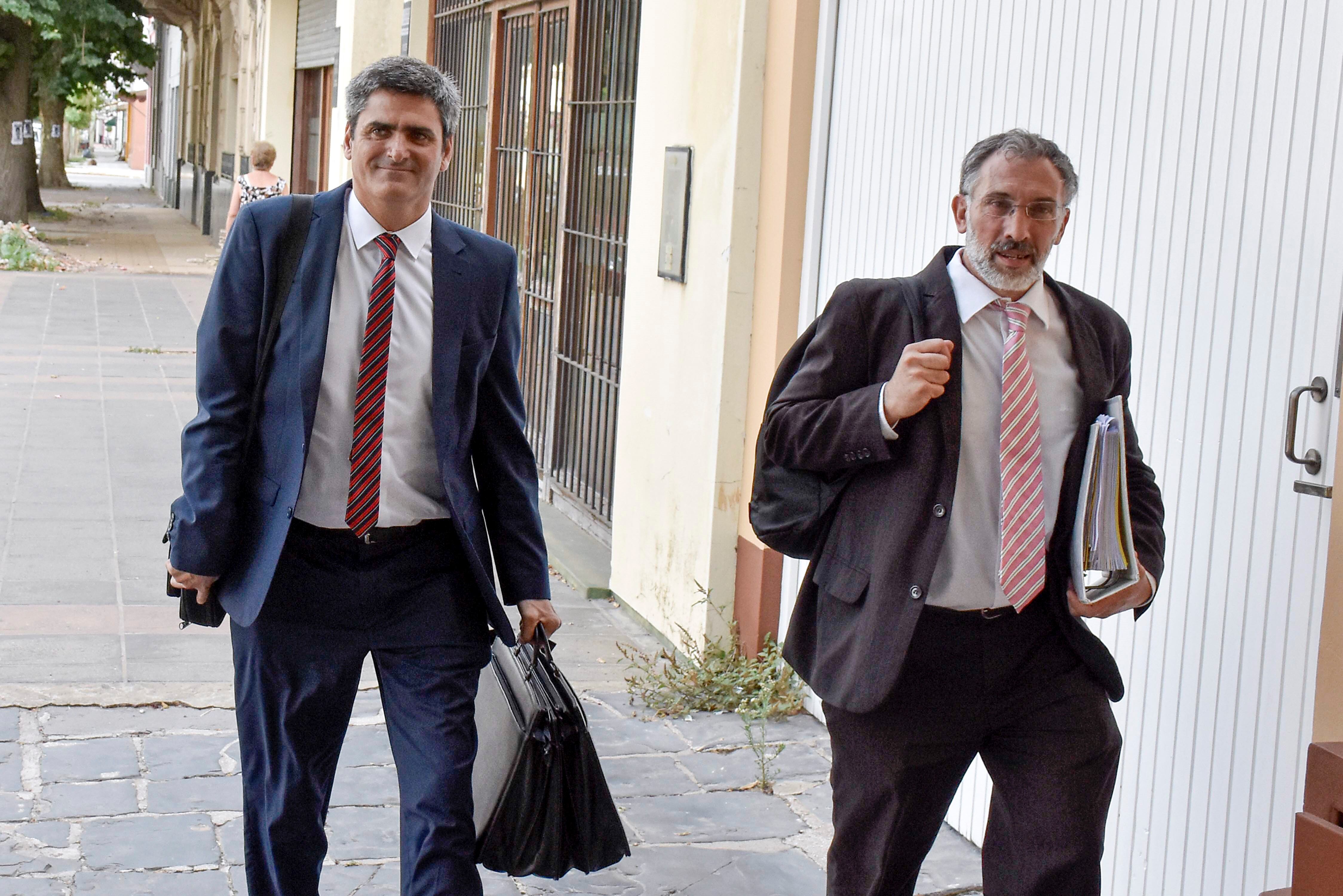 Los fiscales,  Juan Manuel Dávila y Gustavo García, ingresando a los Tribunales de Dolores. (Imagen: NA). 