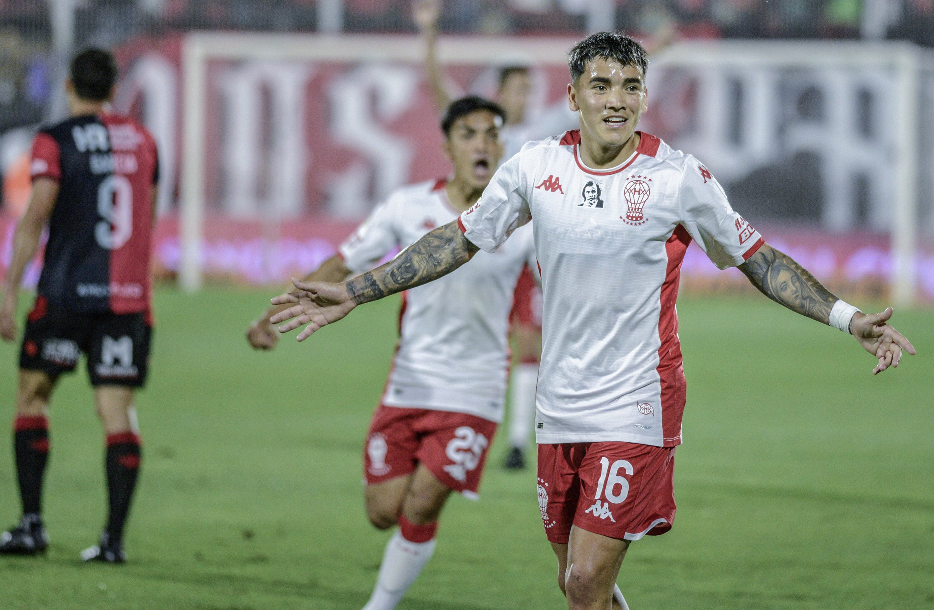 Rodrigo Cabral abre sus brazos para festejar el gol