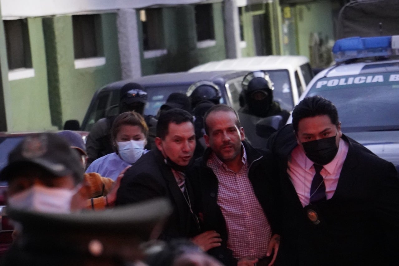 Camacho ingresa a las oficinas de la Fuerza Especial de Lucha contra el Crimen en La Paz. 