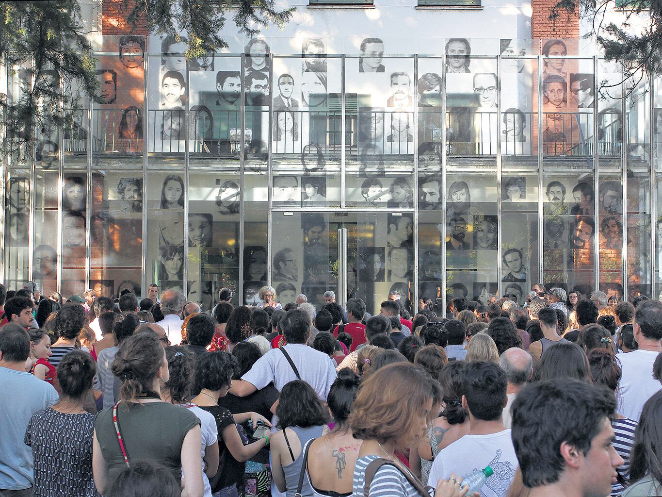Cientos de persones, la mayoría jóvenes, acudieron ayer a “La visita de las Cinco” a la ex ESma.