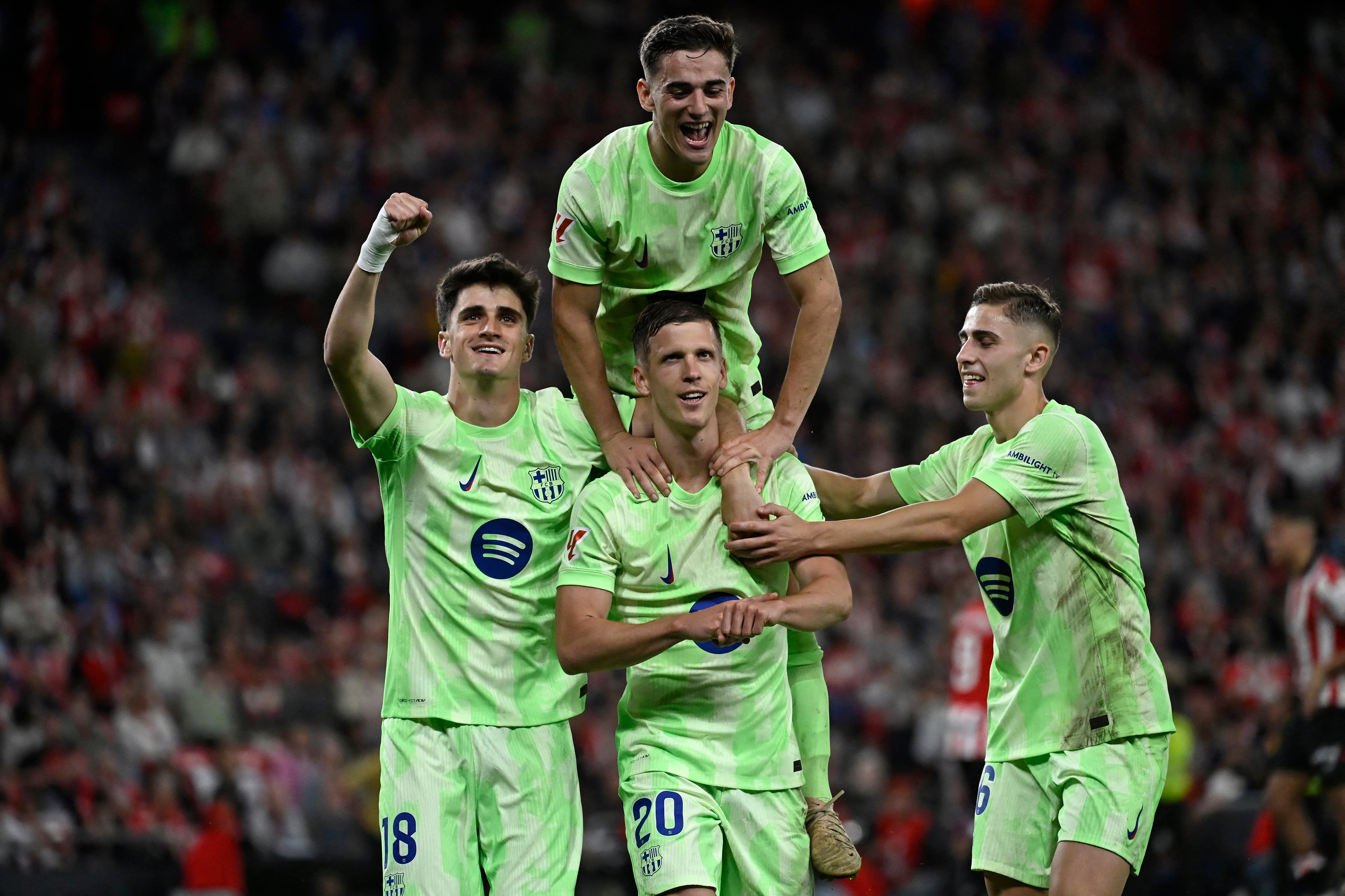 Los jugadores del Barcelona festejan el tercer gol