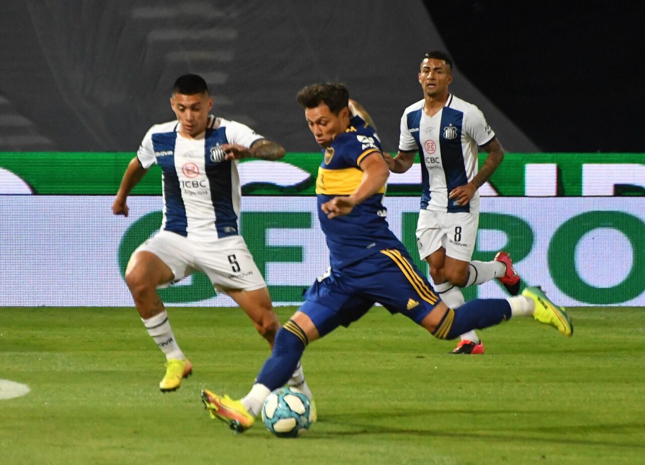 Mauro Zárate remata ante la presencia de Navarro.