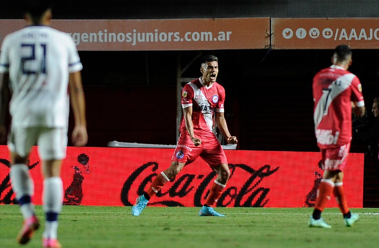 Vera grita con el alma el gol con el que el Bicho superó al Fortín