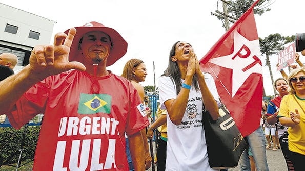 Simpatizantes del PT se reunieron afuera de la cárcel de Curitiba exigiendo la libertad de Lula.