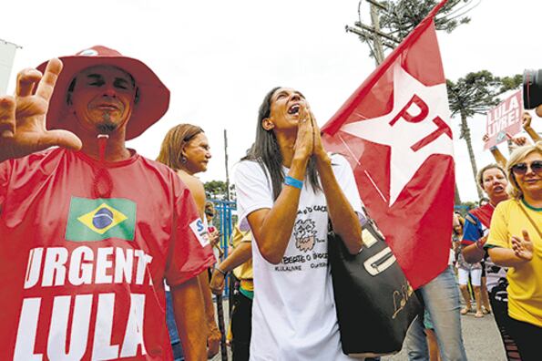 Simpatizantes del PT se reunieron afuera de la cárcel de Curitiba exigiendo la libertad de Lula.
