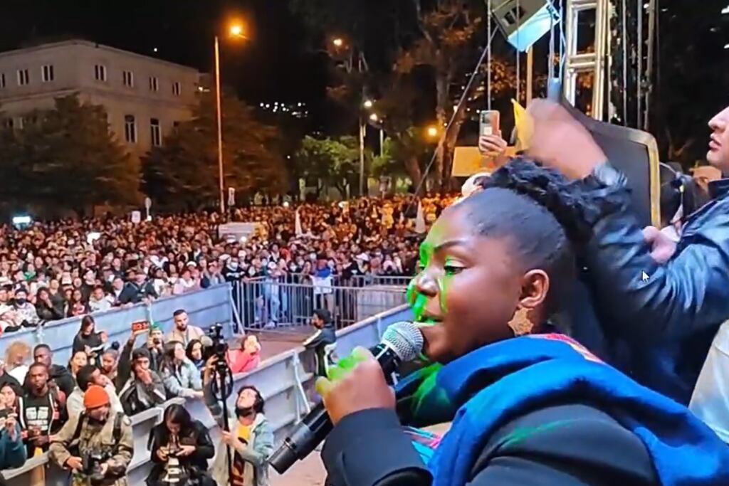 El momento en el que un láser apunta contra el rostro de Francia Márquez durante un acto por el Día de la Afrocolombianidad. 