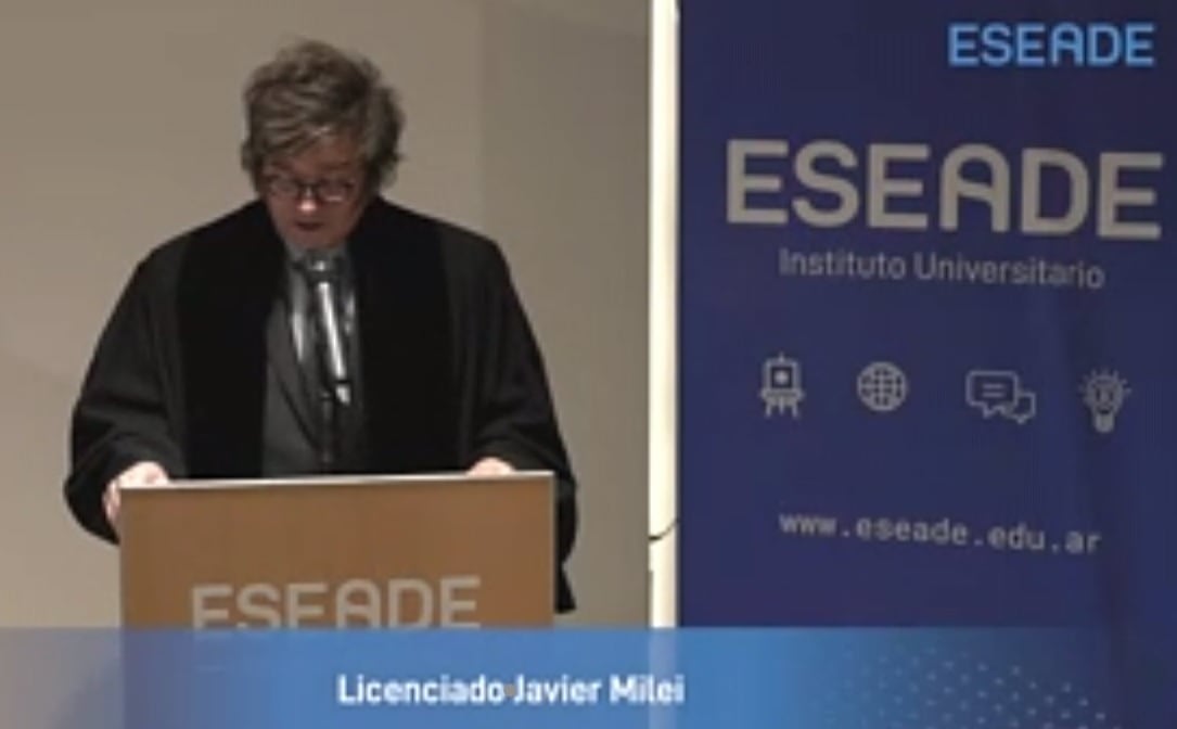 El hoy presidente, al recibir la distinción de Eseade en 2022. 