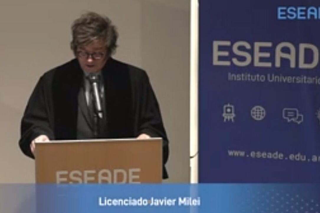 El hoy presidente, al recibir la distinción de Eseade en 2022.