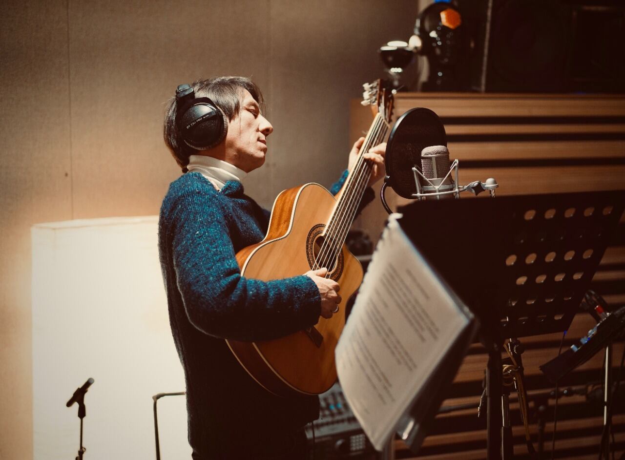 Lacolla decidió grabar sus canciones cuando cumplió 50 años.