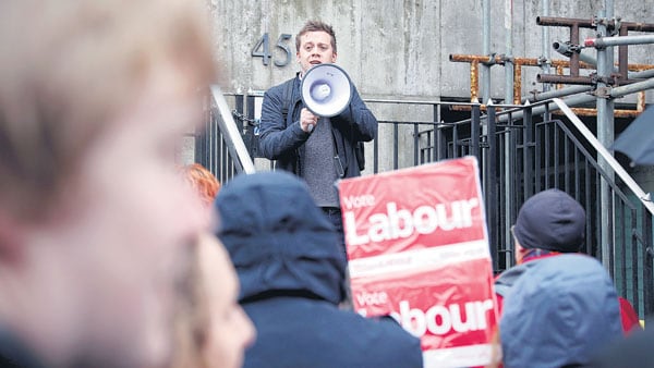 Uno de los candidatos laboristas, Owen Jones, para los comicios municipales que se celebran hoy.
