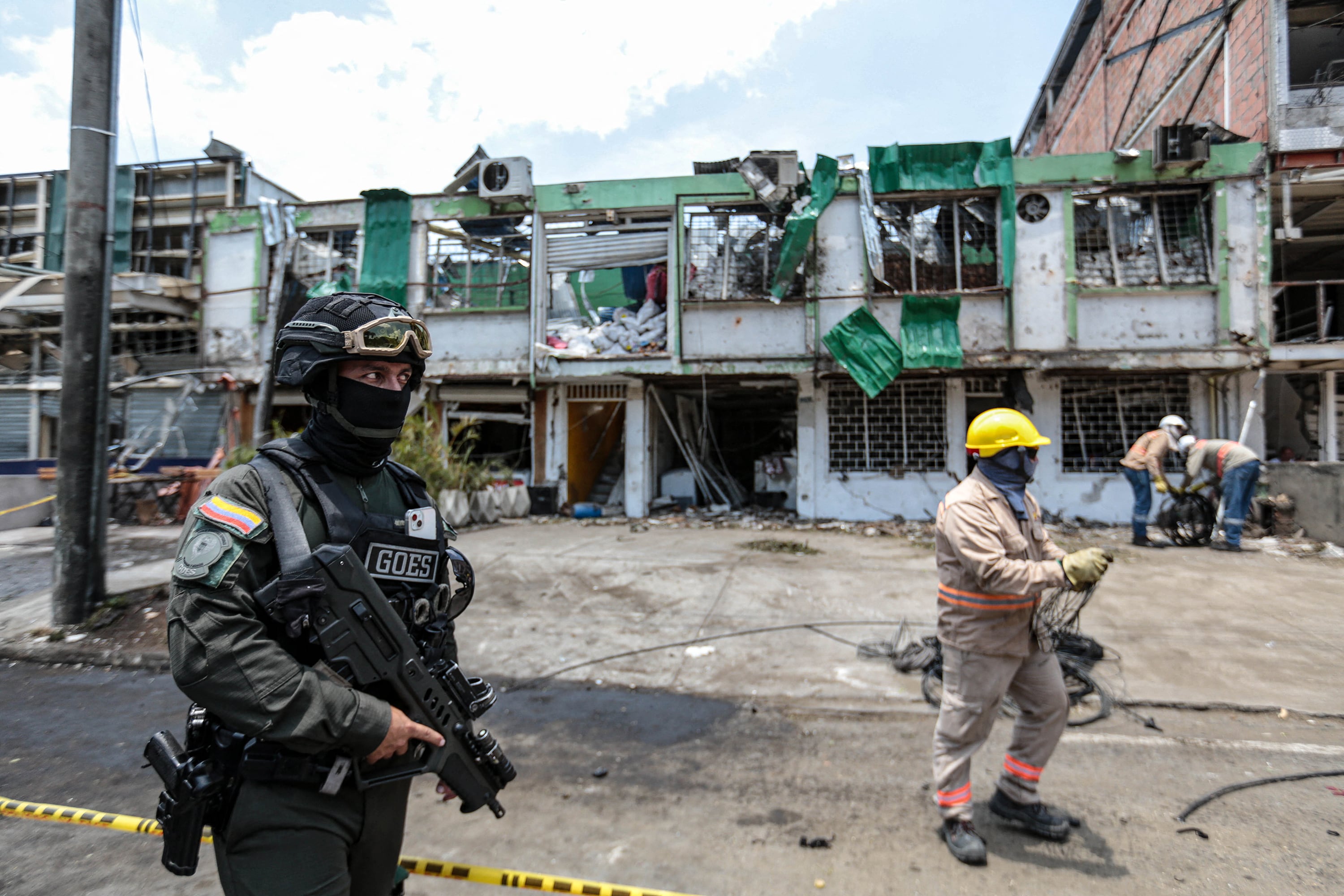 Un miembro del Grupo de Operaciones Especiales de la policía de Colombia vigila en el lugar del atentado en Cali