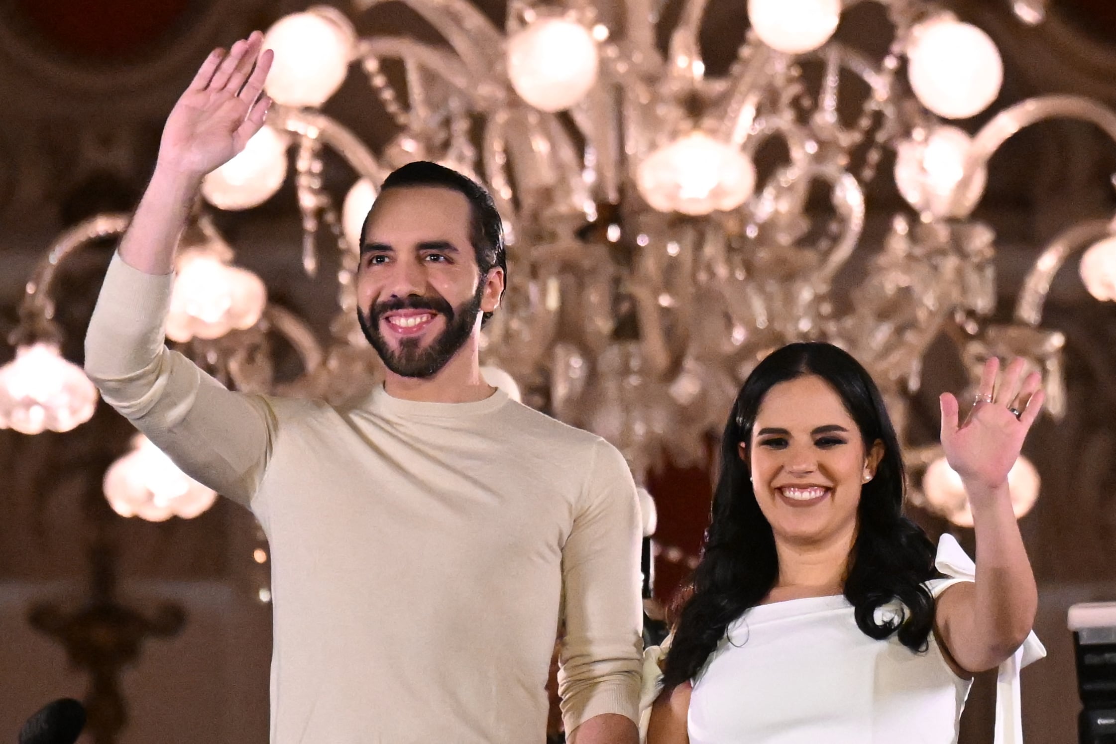 Nayib Bukele y su esposa, Gabriela Rodríguez, vestidos de blanco como le gusta a la oligarquía. La nueva derecha tiene imagen