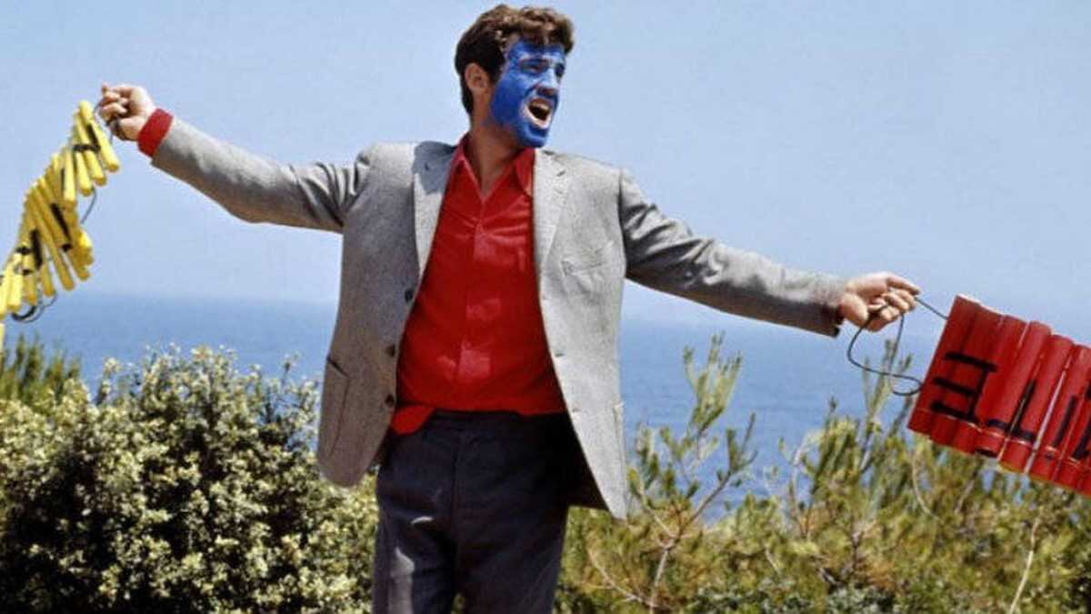 Jean-Paul Belmondo en una imagen indeleble de "Pierrot el loco" (1965), de Jean-Luc Godard.