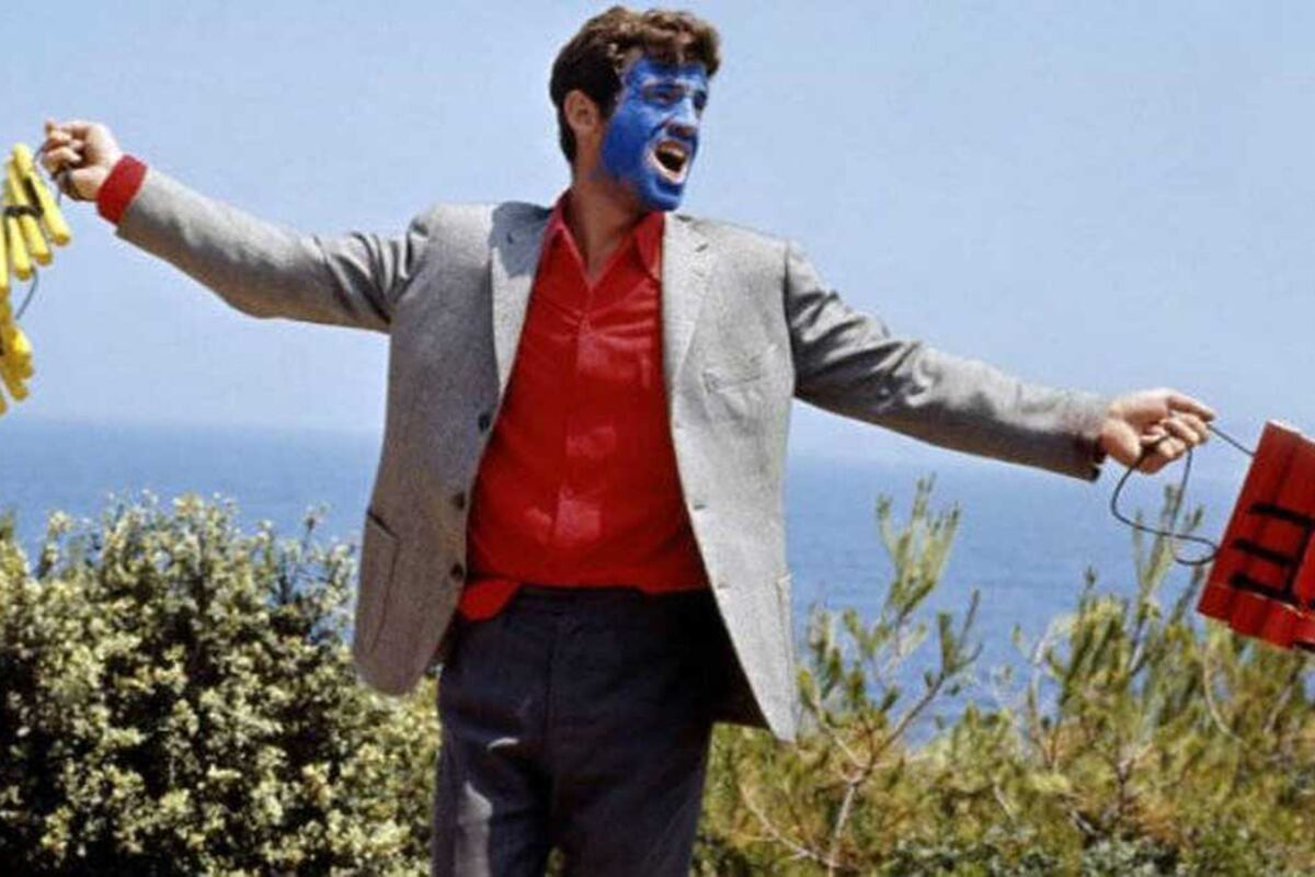 Jean-Paul Belmondo en una imagen indeleble de "Pierrot el loco" (1965), de Jean-Luc Godard.