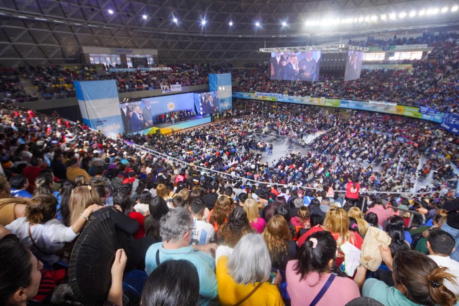 Massa y Rossi en el superdomo de La Rioja.