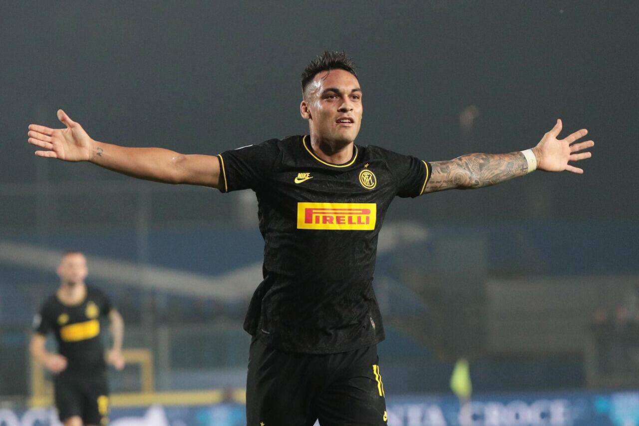 Lautaro Martínez festejando un gol con el Inter italiano.