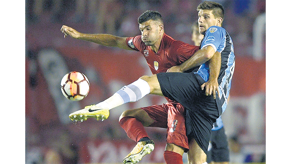 Gigliotti en lucha con Kannemann. Por una agresión al defensor, el delantero vio la roja a los 27 minutos.