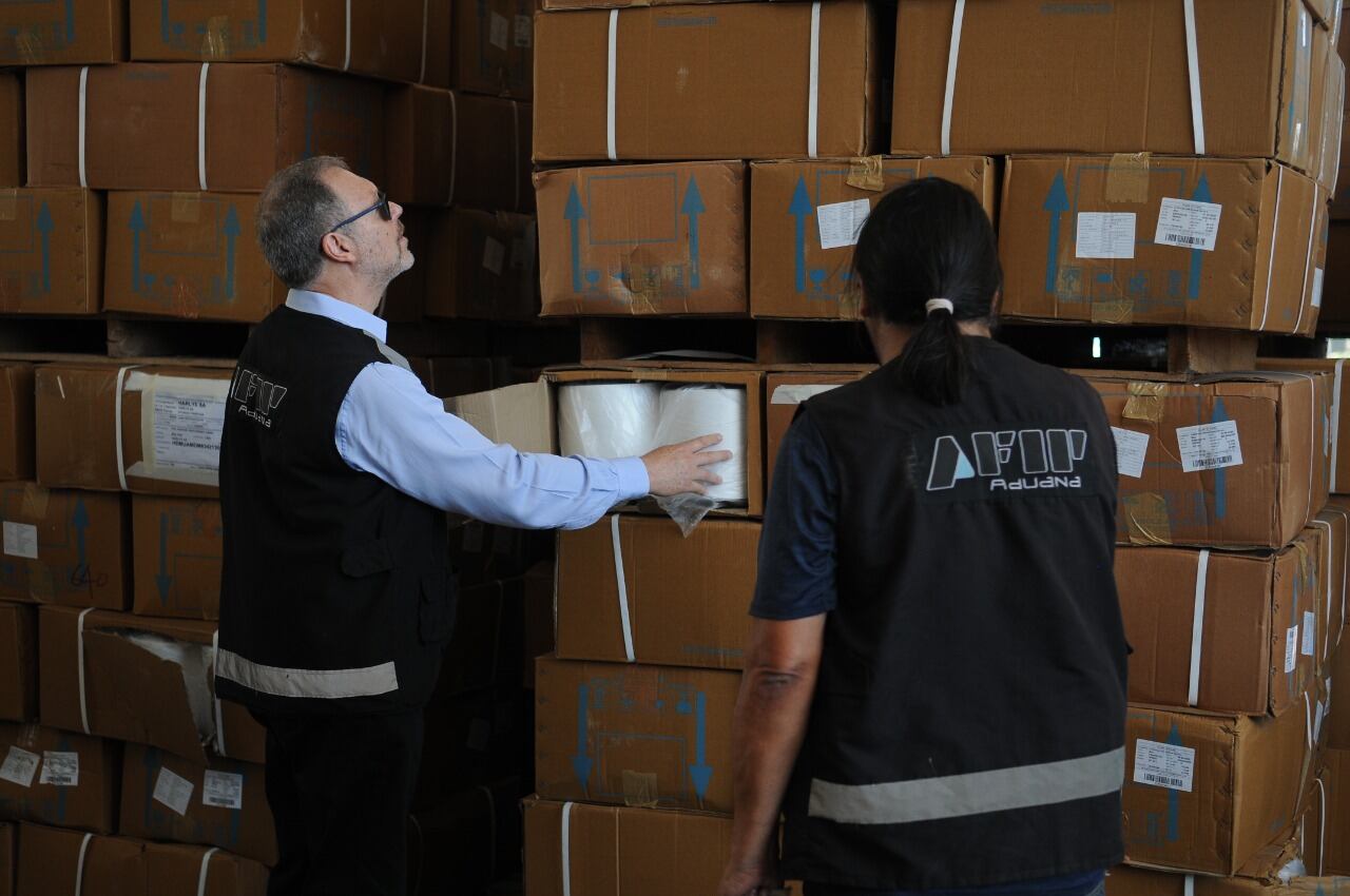 La presentación del operativo en un depósito fiscal ubicado en el Mercado Central.