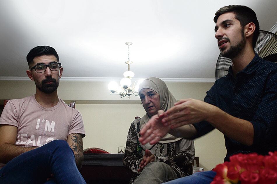 Axel (de lentes) y Kevin Gamal Abraham Salomón relataron sus terribles días en prisión.