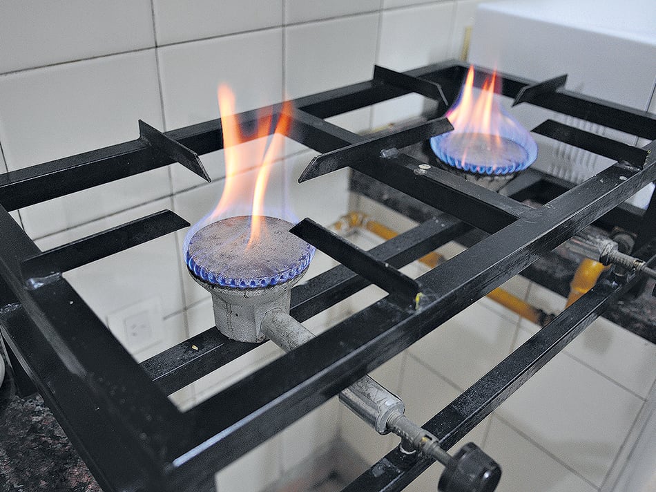 El tarifazo del gas le sumó un punto porcentual a la inflación de abril. Los salarios pierden frente a la suba de precios.