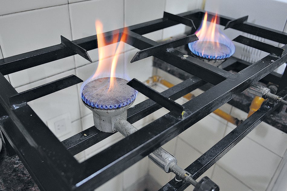 El tarifazo del gas le sumó un punto porcentual a la inflación de abril. Los salarios pierden frente a la suba de precios.